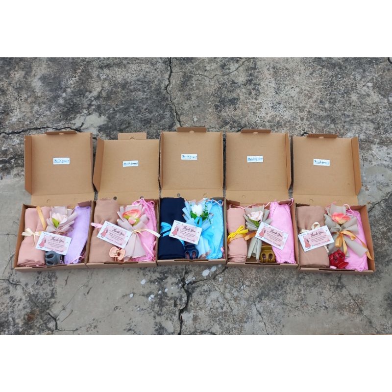 

Hampers Jilbab mix small artificial flowers Buket plus jeda