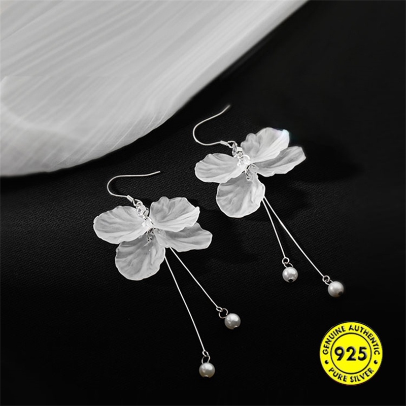 Anting Panjang Bentuk Kelopak Bunga Aksen Mutiara Warna Putih Bahan S925 Silver Untuk Wanita