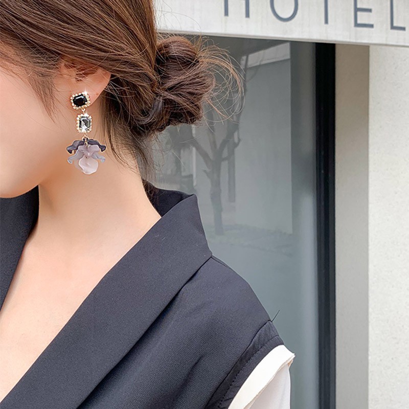 Anting 925 Silver Needle Bentuk Kelopak Bunga Mawar Hitam Bahan Resin Warna Kontras Untuk Wanita