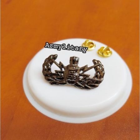 Pin jihandak black dan gold