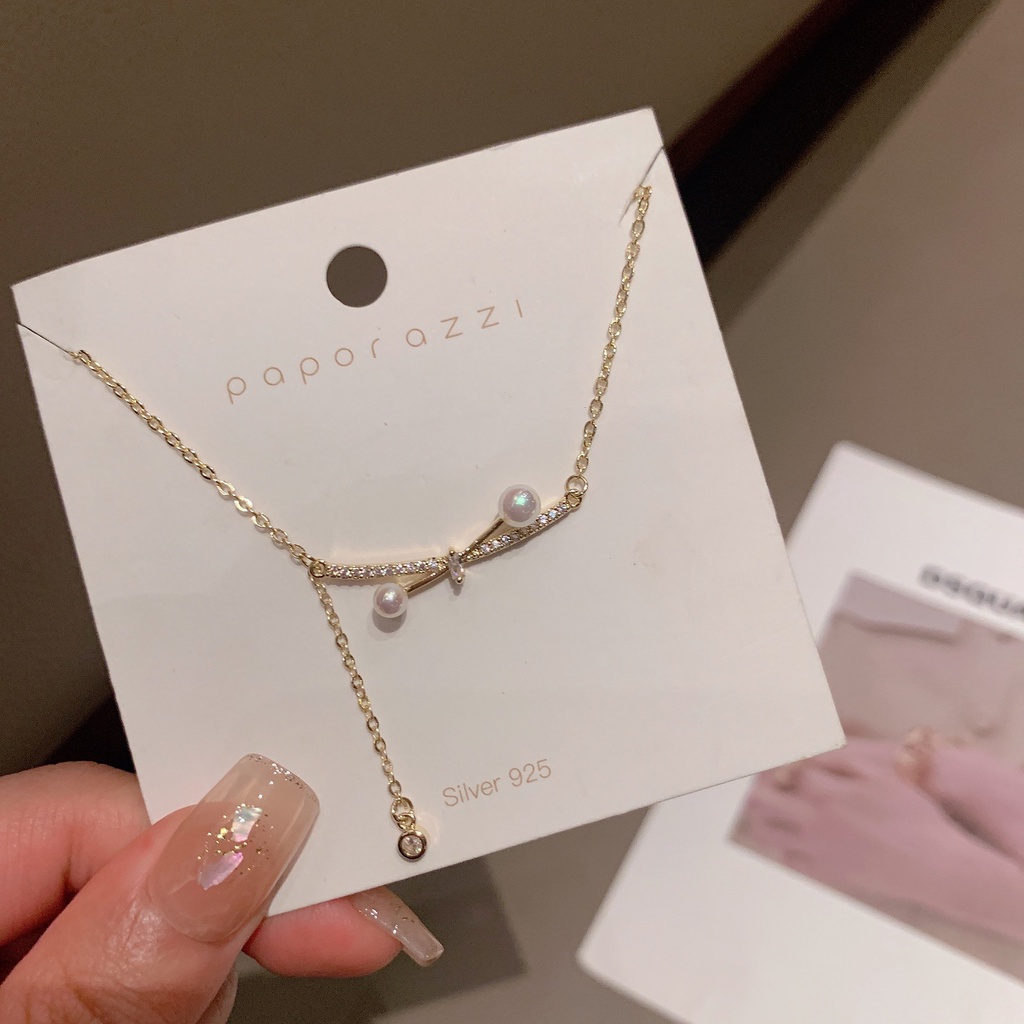 Kalung Rantai Klavikula Hias Liontin Kristal Mutiara Berlian Rumbai Bahan Baja Titanium Warna Emas Untuk Wanita