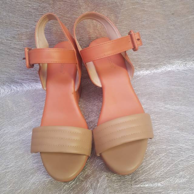 Sepatu sandal wedges preloved