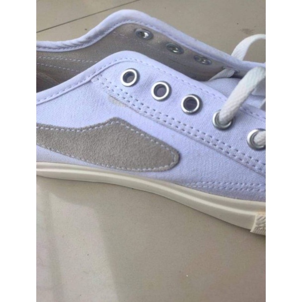 Sepatu Campess Triple White UK.43