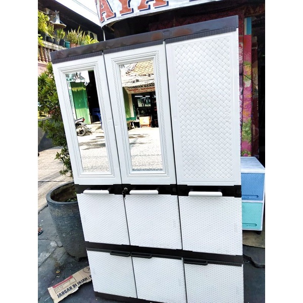 Lemari akako 3pintu elegant