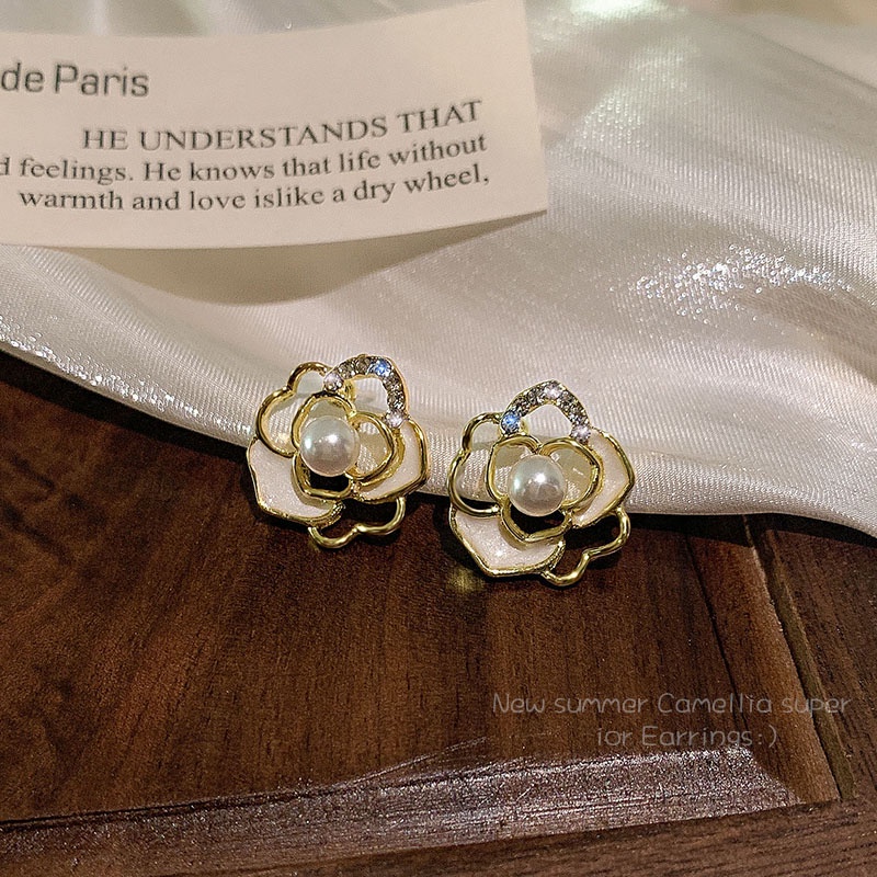 Anting stud Desain camellia Aksen Mutiara Gaya Korea Untuk Wanita