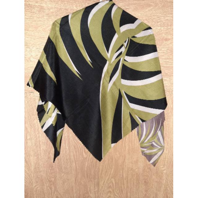 Jilbab motif segi empat 115x115 cm