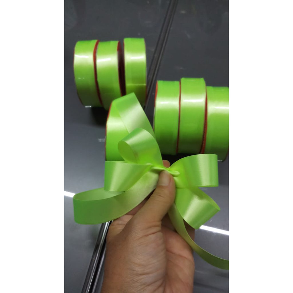 

Pita Satin Import ±2.5cm x 20yard - Pita Hijau Stabilo Hampers Lebaran