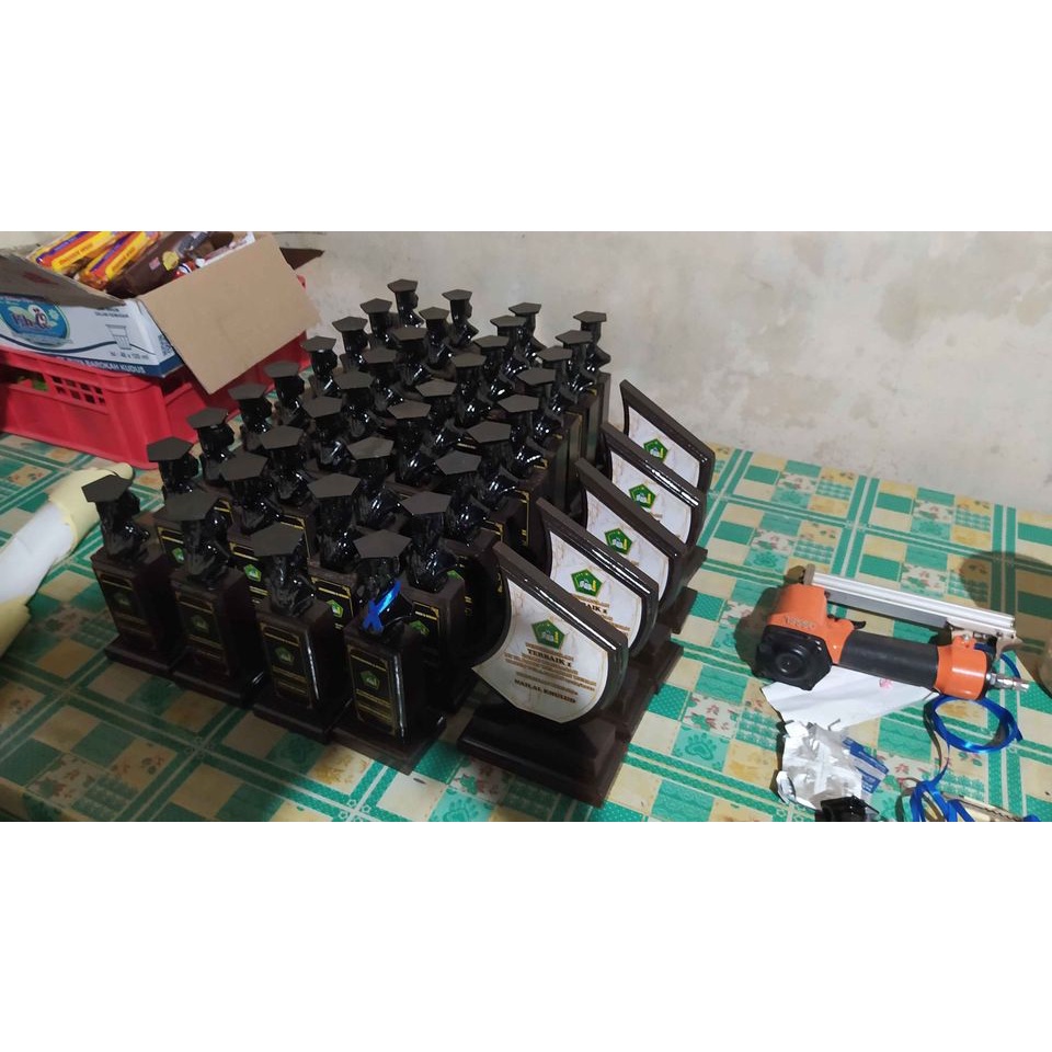 Jual Piala Kenang Kenangan plakat kayu custom plakat kenang kenangan