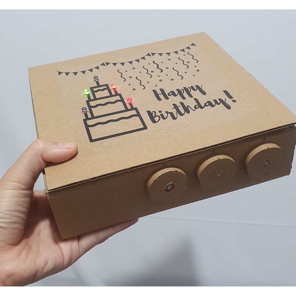 

Box Kado, Box Hadiah, Kotak Kado, Kotak Hadiah dengan Lampu dan Kode Rahasia Diyro