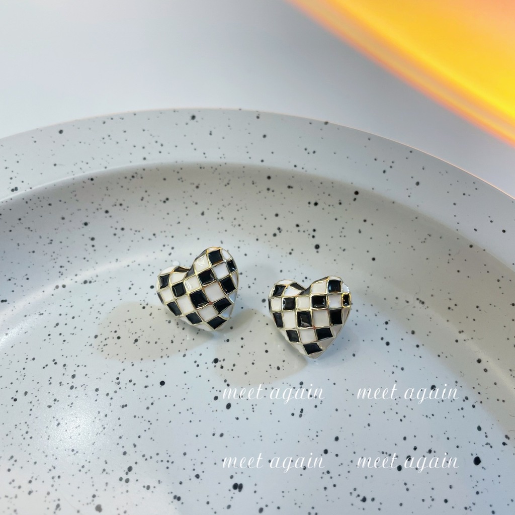 Anting Desain Hati Motif Kotak-Kotak Warna Hitam Dan Putih Gaya Korea