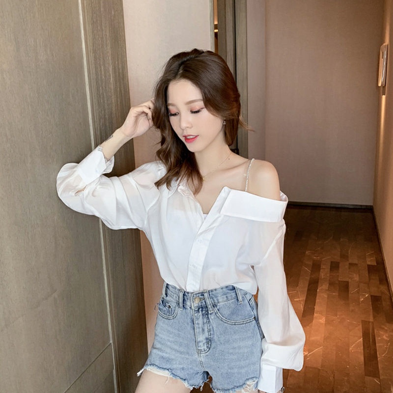 2022 musim semi dan musim gugur baru versi Korea longgar dan tipis off-the-shoulder kemeja tipis dewi desain sense niche sexy white top