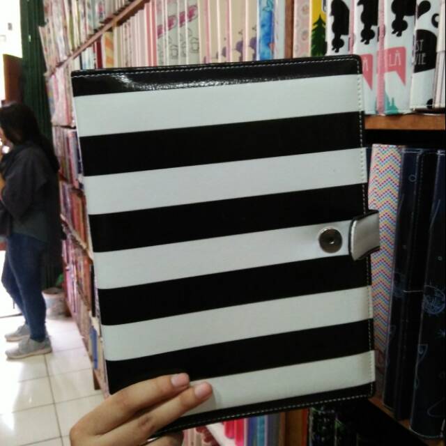 

BINDER SALUR BLACK & WHITE