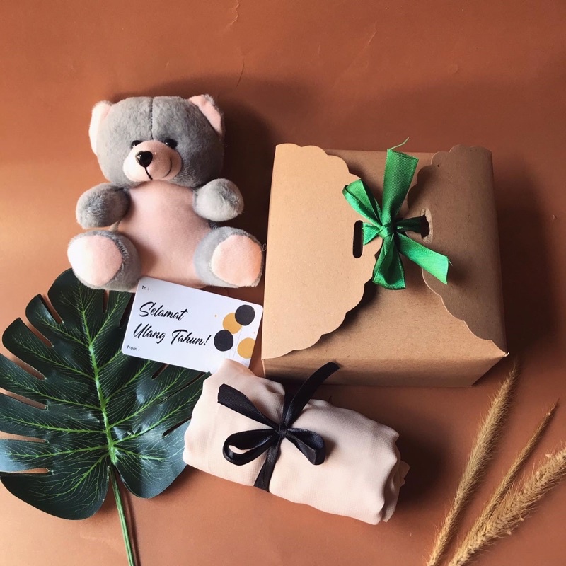 

Hampers Boneka & Jilbab/Hampers Ied Adha/Hampers Ultah/Hampers Wisuda