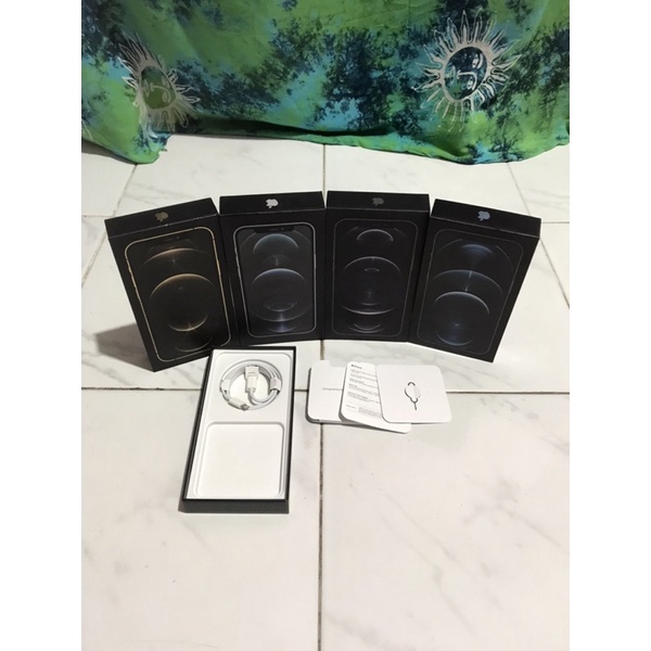 

Dus iBox iphone 12 pro max ( Cabel Data Tipe C 20 Watt ) Gratis Reguest Stiker