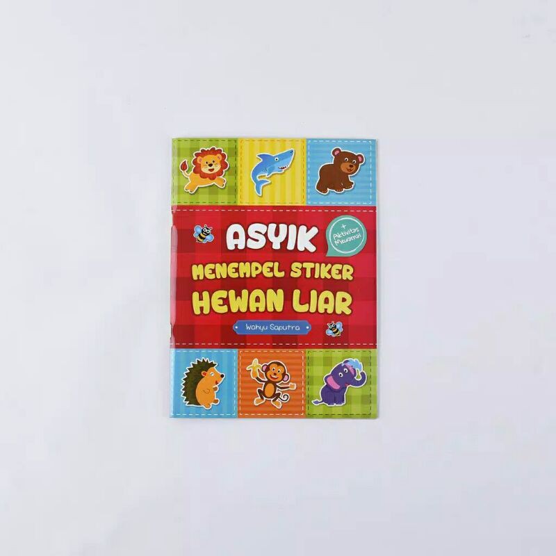 Asyik menempel stiker hewan liar