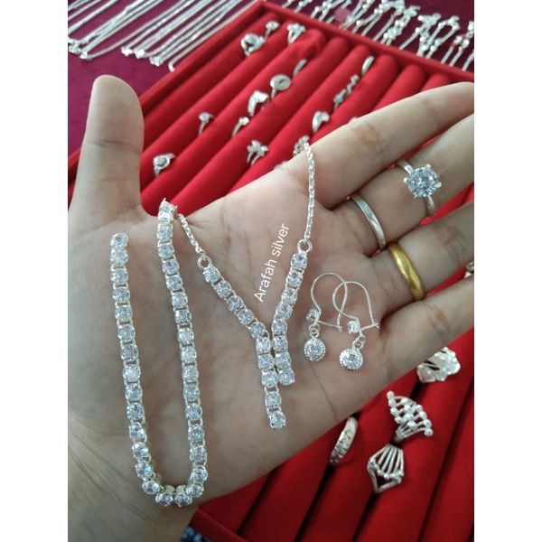 satu set perhiasan perak murni