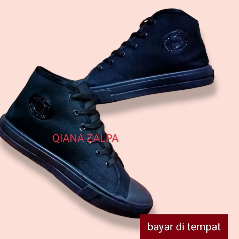 sepatu sekolah terlaris. terbuat dari pabrik. bahan camvas asli