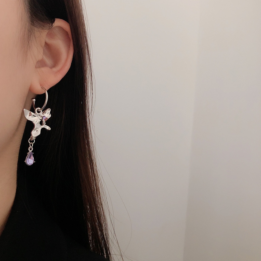 Anting Tusuk Gantung Bahan metal Desain Kupu-Kupu Hias Berlian Gaya Keren Untuk Wanita