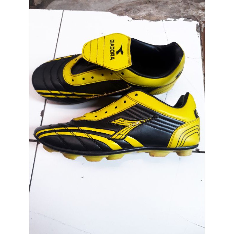 sepatu bola diadora