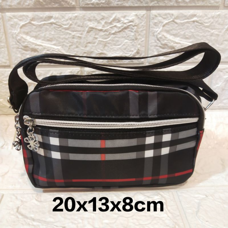 Tas selempang wanita // Tas selempang import banyak ruang