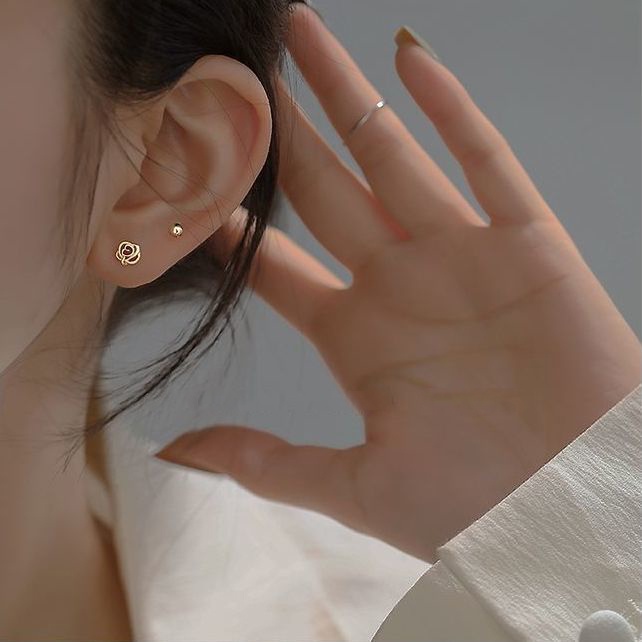 1 Pasang Anting Stud Desain Bunga Mawar Bahan S925 Silver Anti Alergi Untuk Wanita