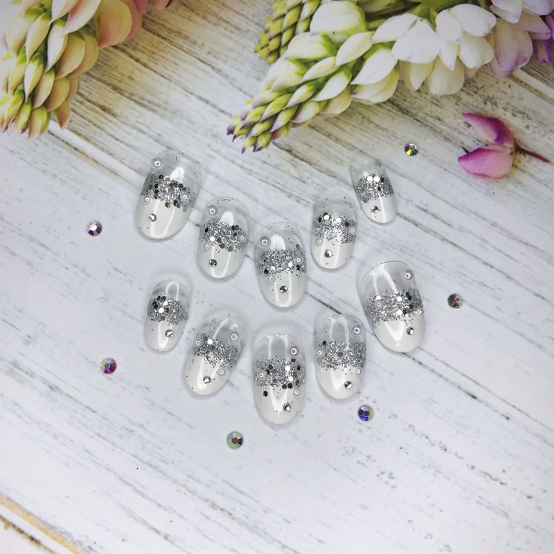 kuku palsu atau nail art warna putih simple