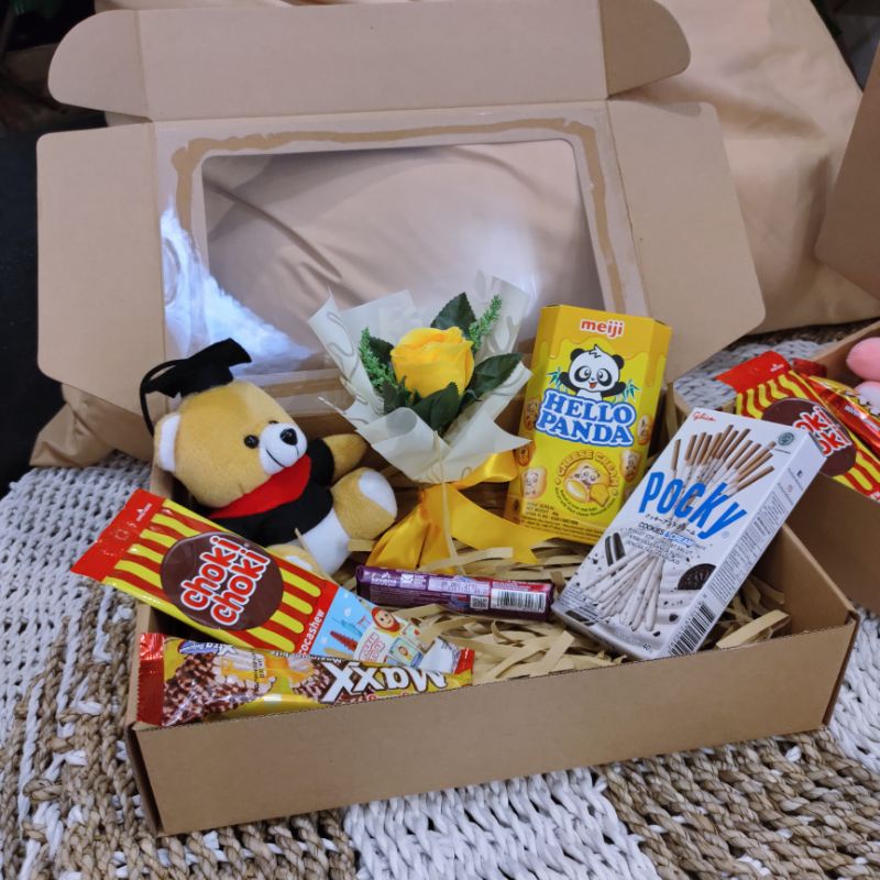 Gift Box  Wisuda Snack Boneka dan Buket Bunga