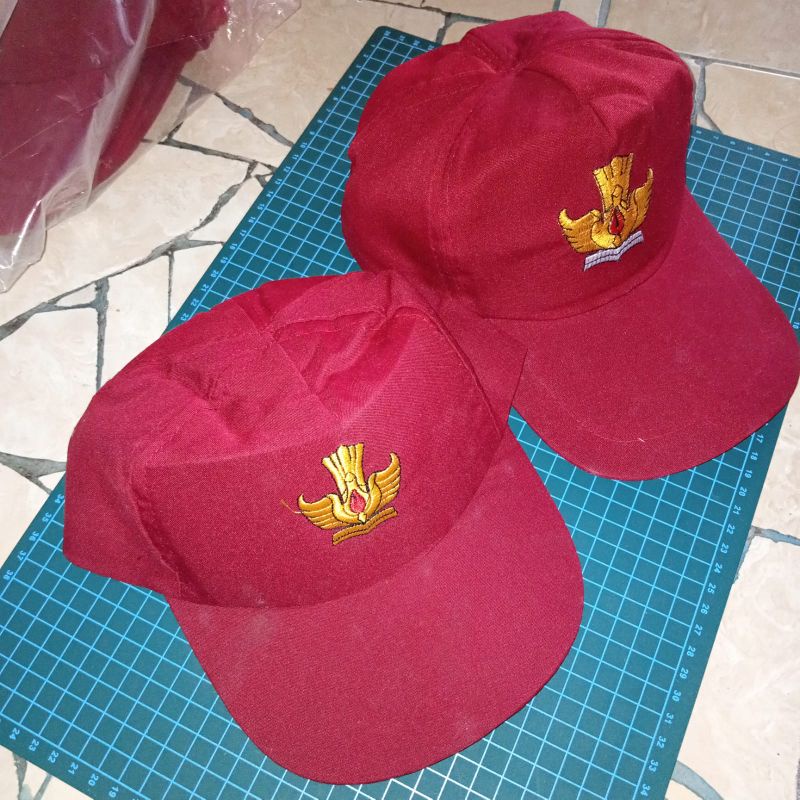 Topi SD full merah  bordir perekat satuan