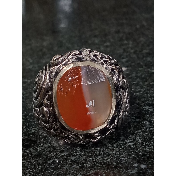 Batu cincin merah putih