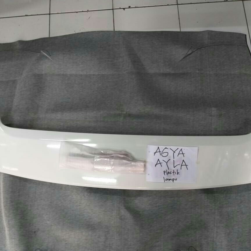Spoiler plastik mobil Agya / Ayla + lampu