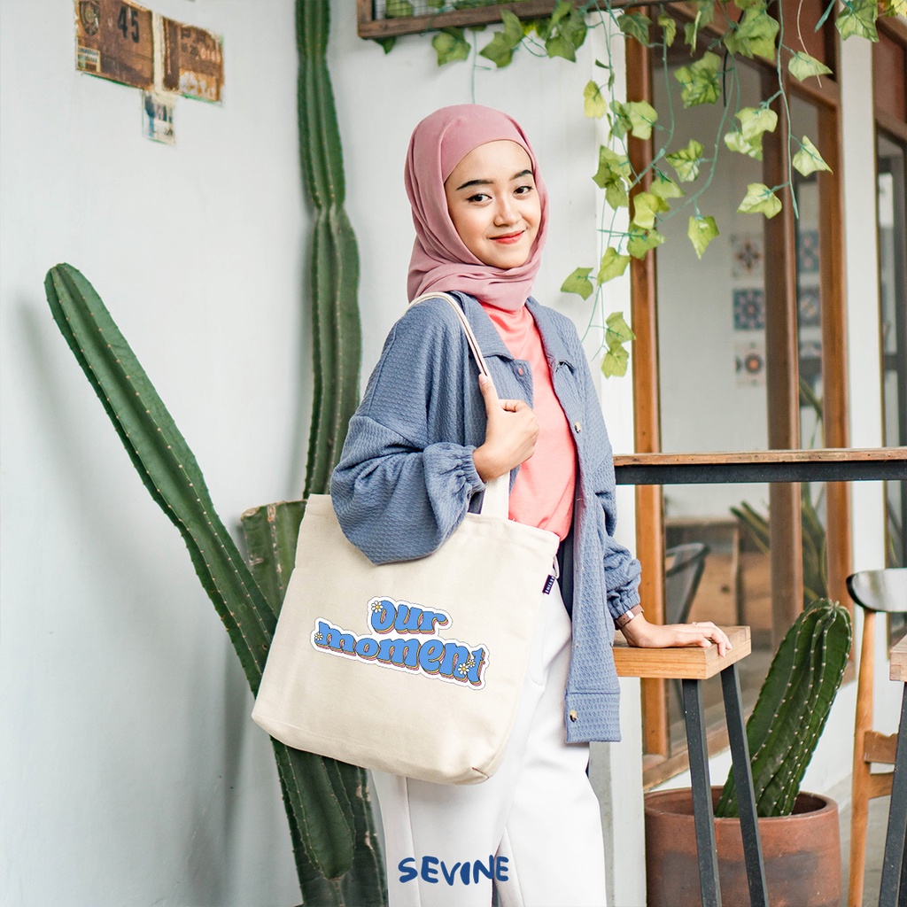 Sevine Tote Bag Kanvas Emily Resleting Kantong Tas Laptop Wanita Kuliah Sekolah Fashion Totebag Kerja Quotes Traveler Aesthetic - RD