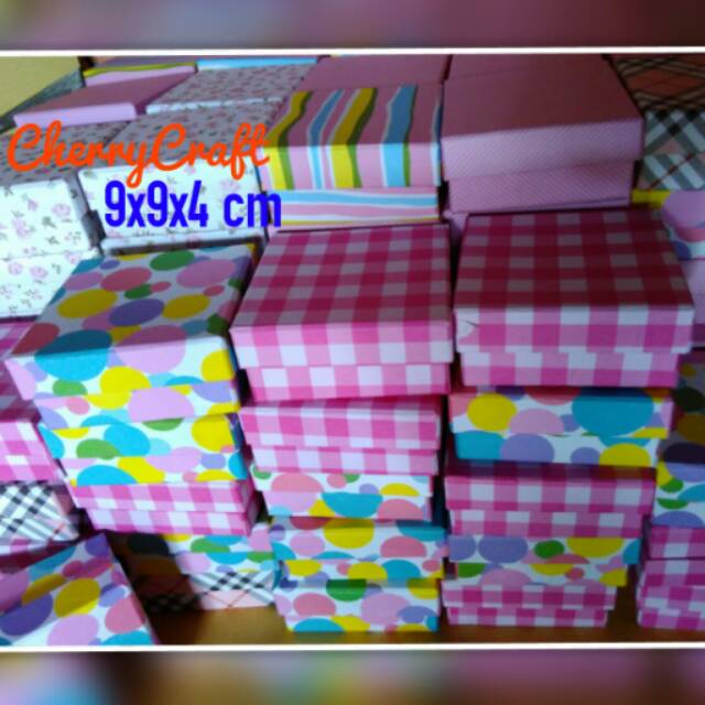 

Kotak Kado 9x9x4 cm Shabby Chic