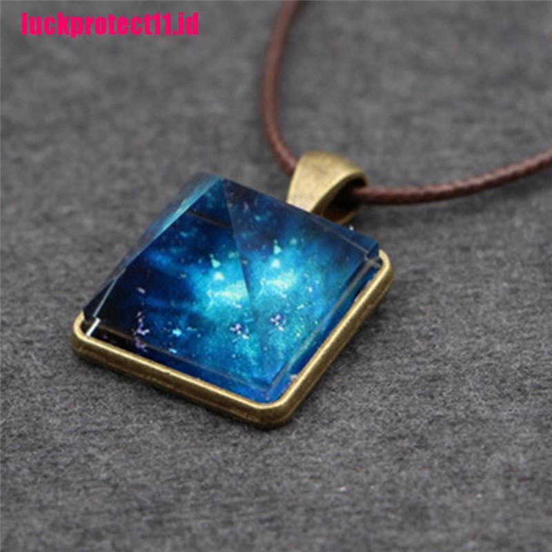 Kalung Dengan Liontin Bentuk Piramida Aksen Kristal Luminous