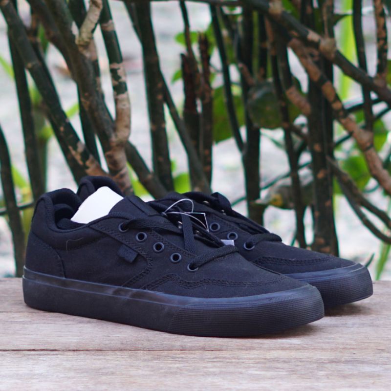 sepatu hitam dc rowlan tx