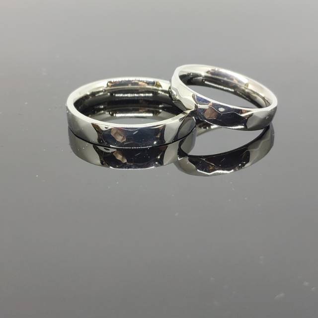 Cincin titanium warna silver motif keramik