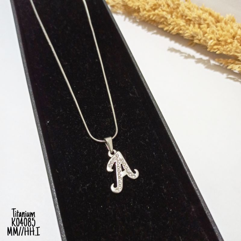 Kalung Titanium Huruf Inisial Latin Zircon K04085