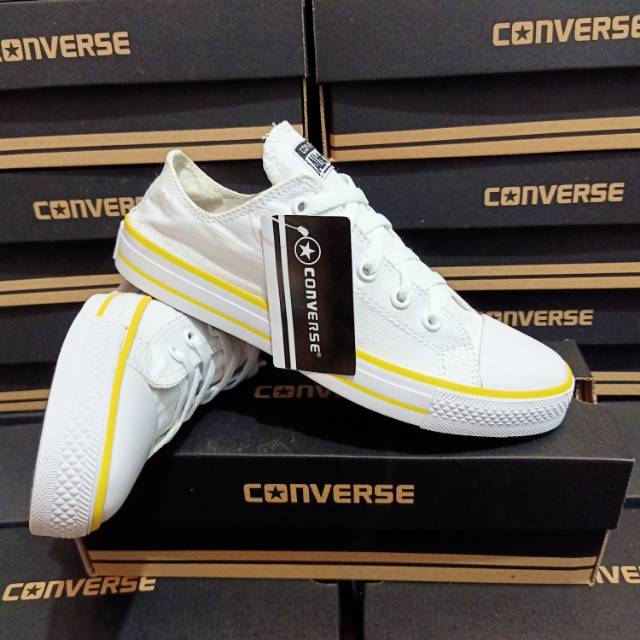 Sepatu sneaker putih Lis kuning