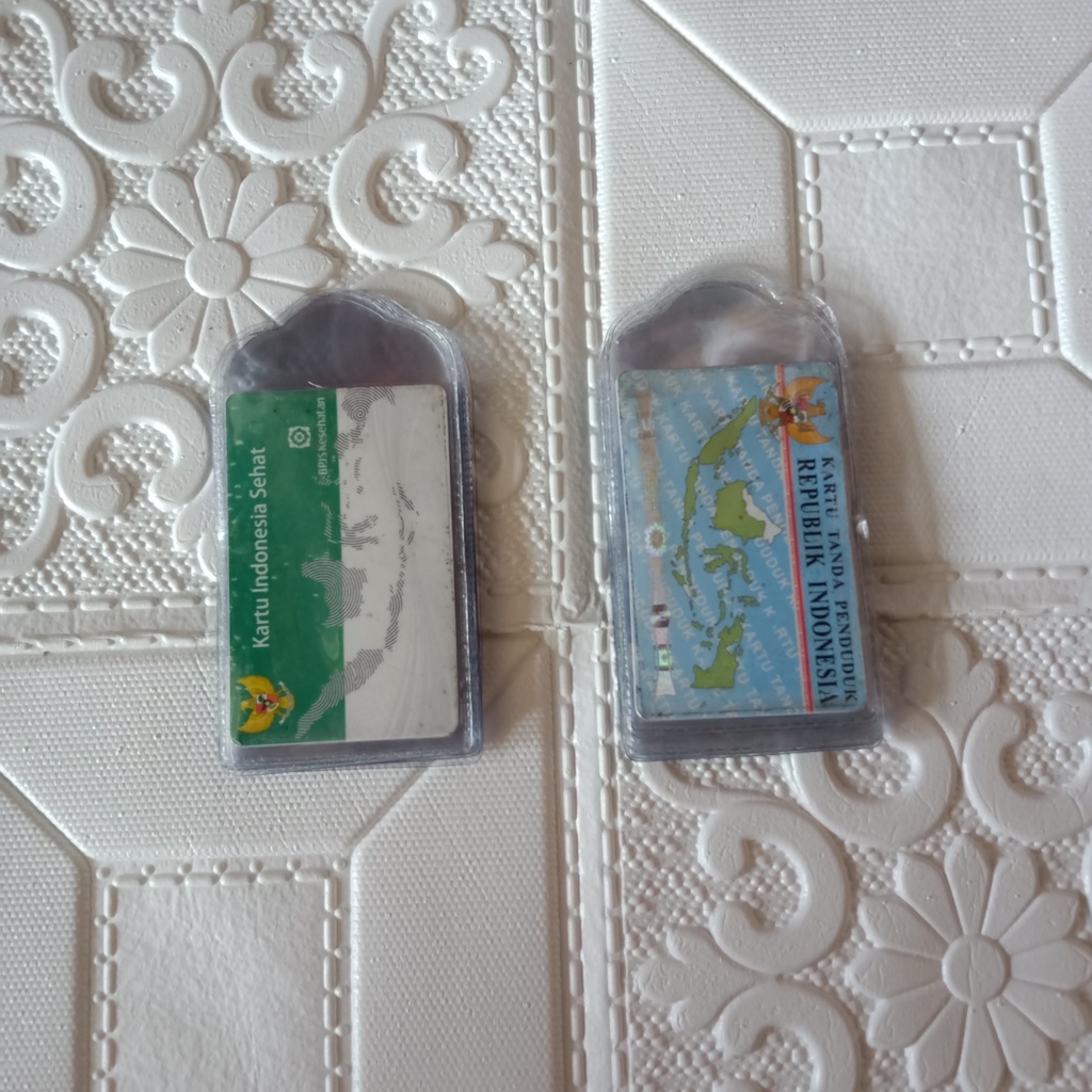 

plastik ktp dan sim ukuran 6 x 9 cm tebal 0.20 mikron harga 1 pcs