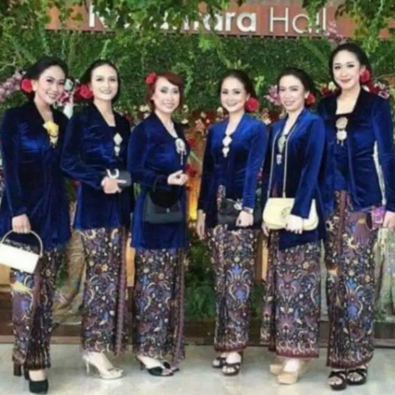 Kebaya Bludru Kutubaru / Kebaya Cantik