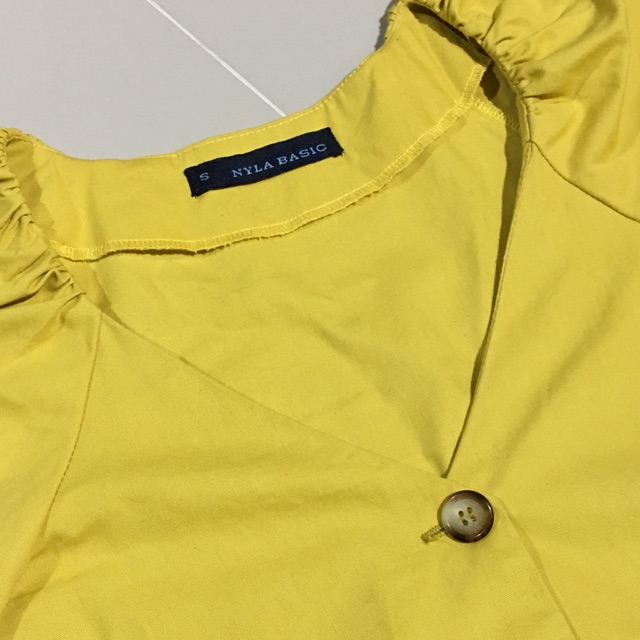 Prelove Nyla Blouse size S (baru dipake 1x aja) warna Kuning Kunyit
