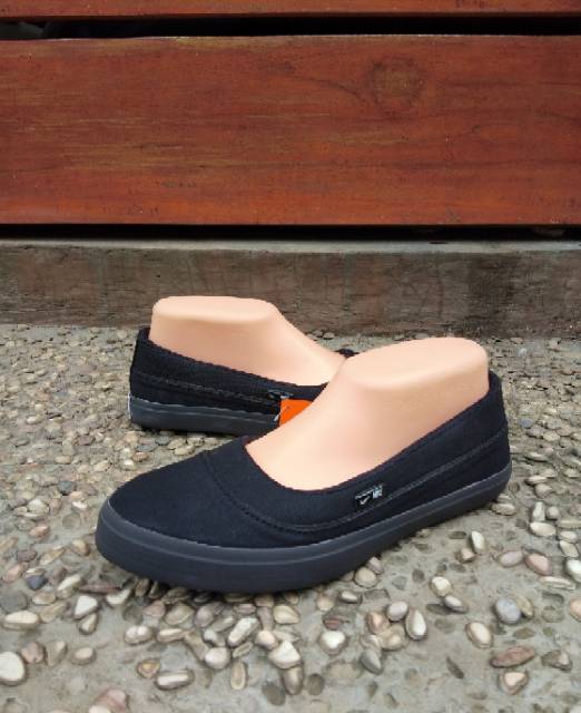Sepatu Wanita Slip On Kekinian Hitam Polos 05