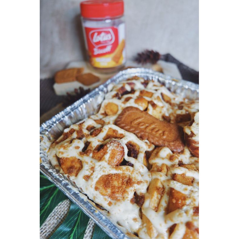

Cinnamon roll with butterscotch sauce and cream cheese LOTUS