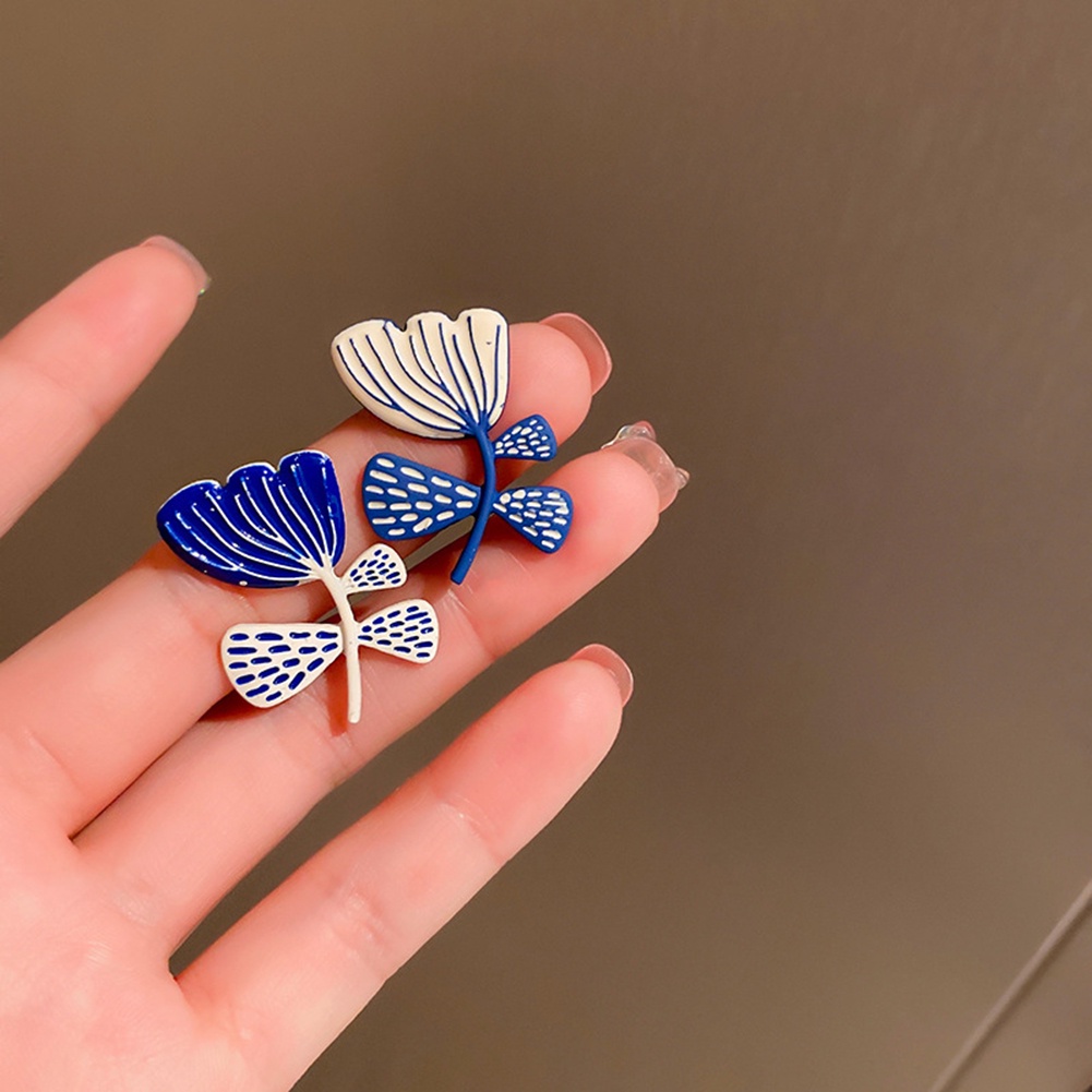 Anting Stud Bentuk Bunga Asimetris Warna Putih Biru