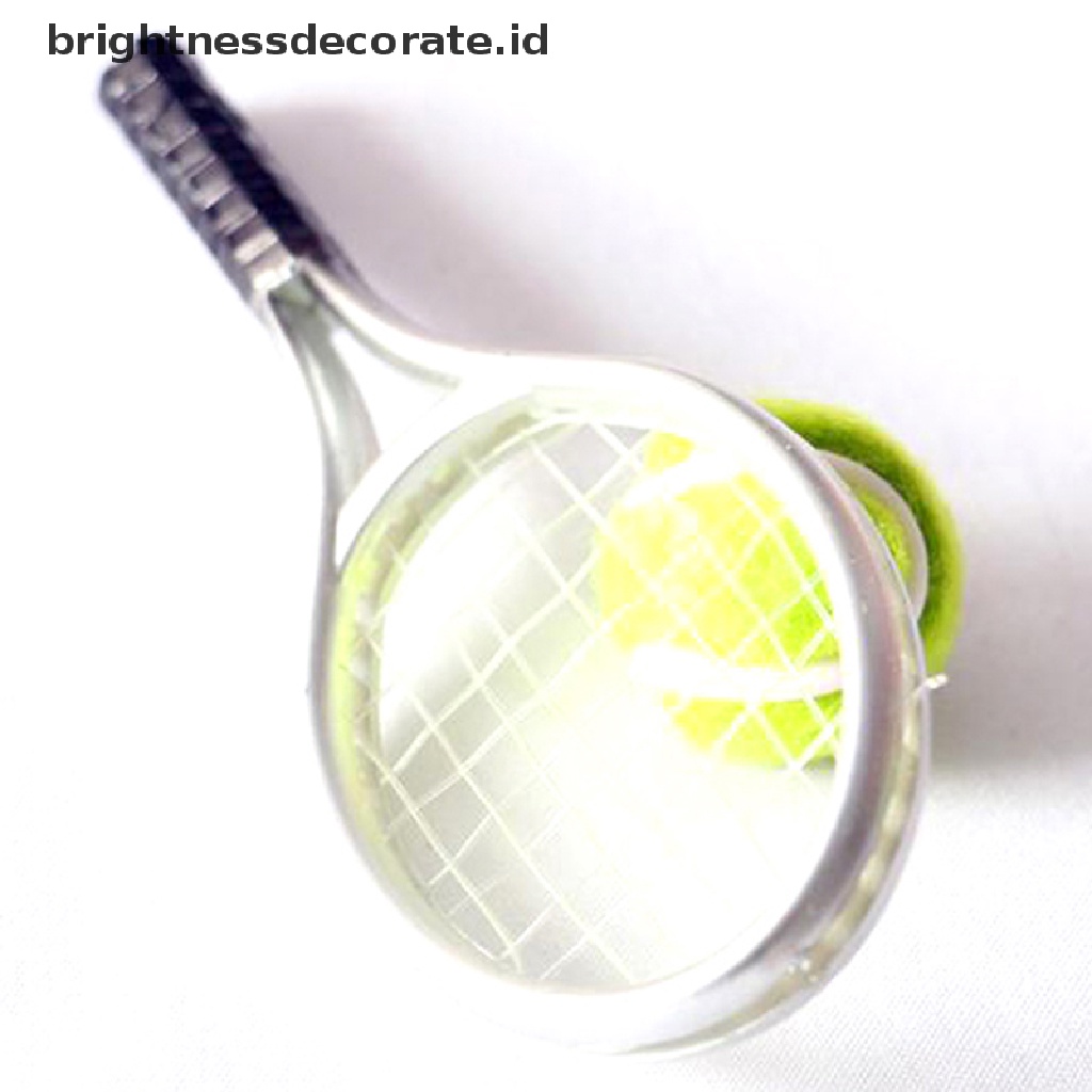 (Birth) 2pcs Miniatur Raket Tenis + Bola Skala 1: 6 1: 12 Untuk Aksesoris Rumah Boneka