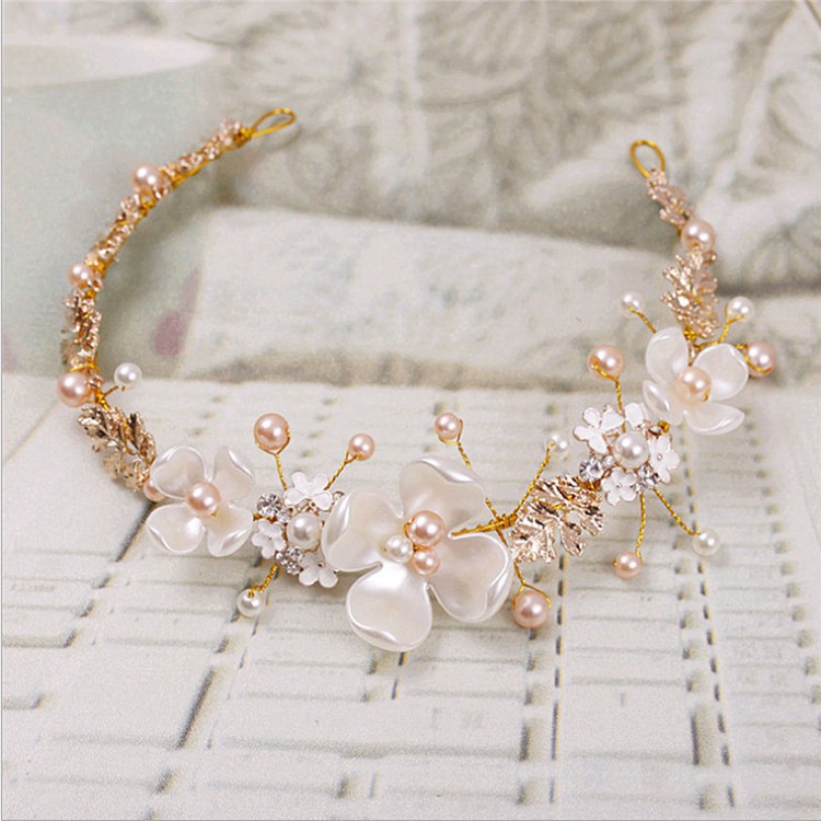 Bandana dengan Bahan Keramik Warna Emas dan Hiasan Mutiara Bandana dengan Bahan Keramik Warna Emas dan Hiasan Mutiara