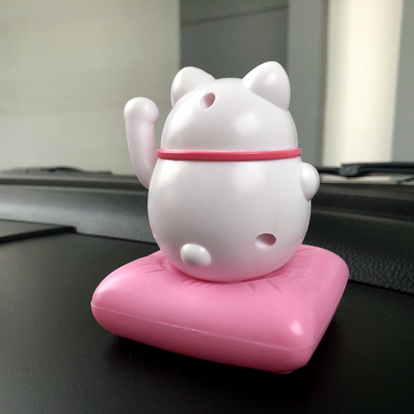 Kucing Maneki Neko PINK SAKURA SOLAR POWER Boneka Pajangan Mobil Goyang Kepala Shacking Head