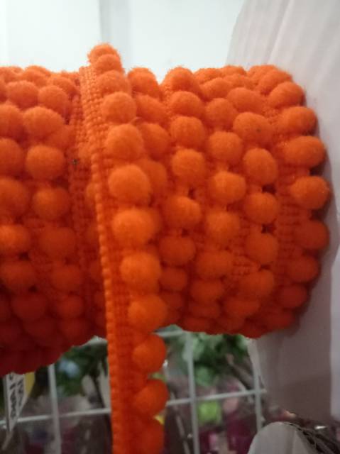 Renda pompom kecil