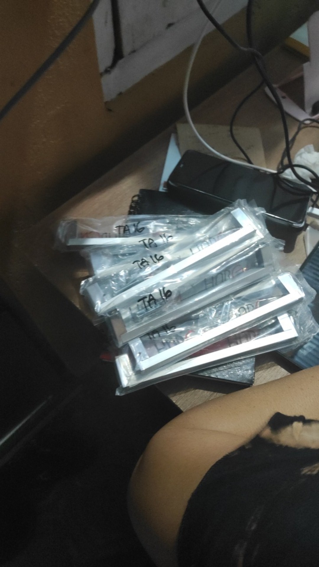 Handle Laci Lemari Model Bulat Sabit Plastik Warna Silver
