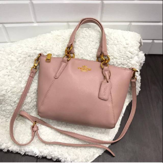 preloved mulus tas coach warna pink beli di ig @alvapremium silahkan di cek di ig alvapremium