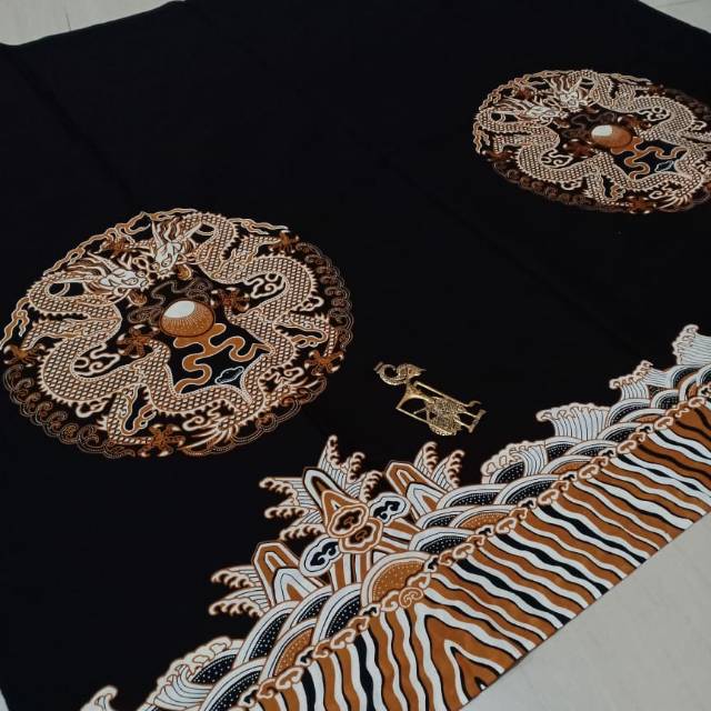 Kain batik solo motif bola naga dasar hitam